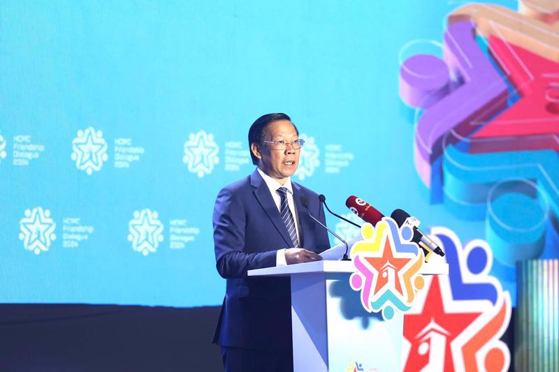 Chairman of the municipal People's Committee Phan Van Mai speaking at the dialogue held on September 24. 