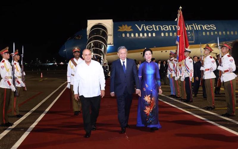 Party General Secretary and State President To Lam, his spouse, and the high-ranking delegation of Vietnam arrived at Jose Marti International Airport in Havana on September 25 evening (local time). (Photo: VNA)