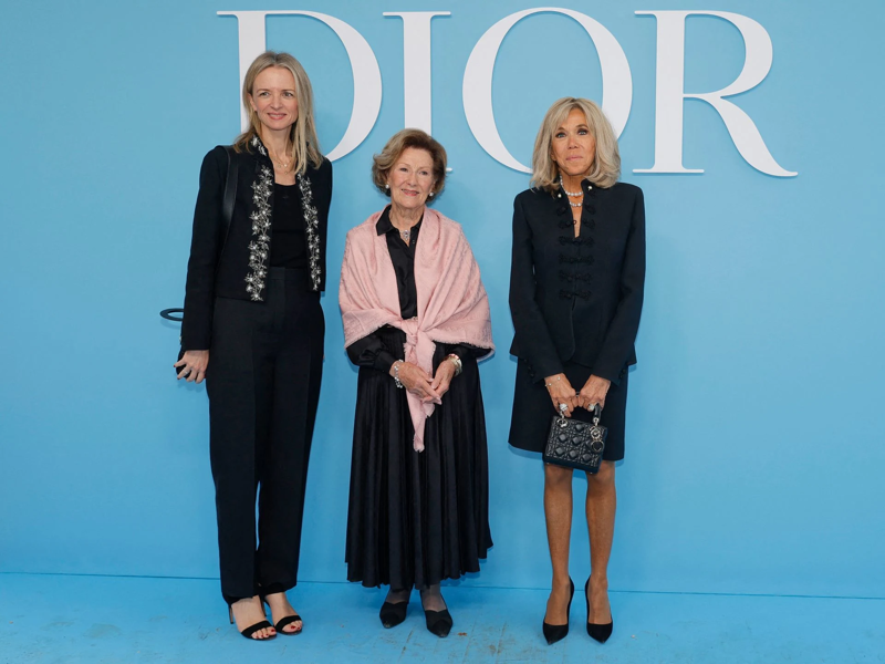 Nữ hoàng Sonja của Na Uy, 87 tuổi, Đệ nhất phu nhân Pháp Brigitte Macron, 71 tuổi, chụp ảnh cùng CEO Dior Delphine Arnault. Ảnh: Hello!