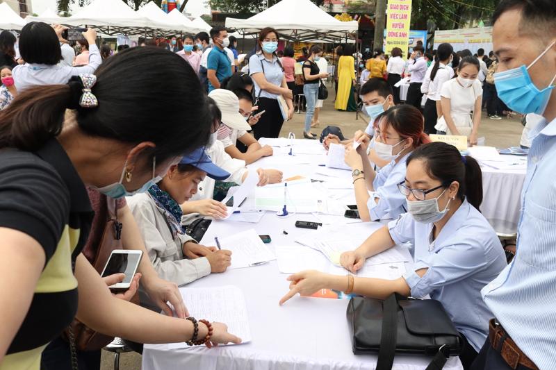 Nhiều lao động tiếp tục tham gia làm việc, quay lại đóng bảo hiểm xã hội để sau này hưởng chế độ. Ảnh minh họa: N.Dương.