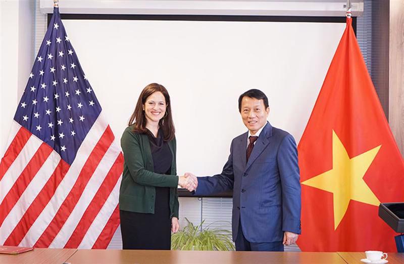 US Deputy National Security Advisor for Cyber and Emerging Technology Anne Neuberger and Vietnam's Minister of Public Security General Luong Tam Quang. (Photo: VNA)