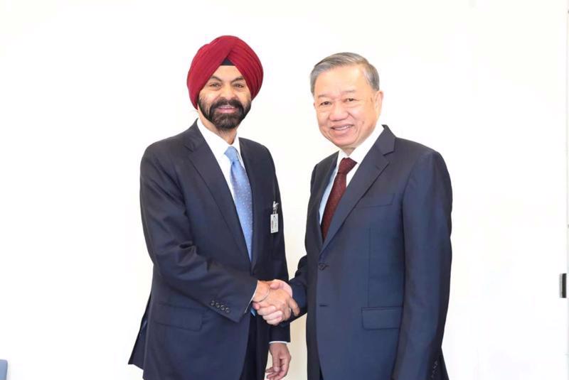 Party General Secretary and State President To Lam (R) and WB President Ajay Banga during their meeting in New York on September 25. (Photo VNA)