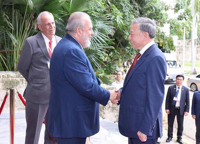 Party General Secretary and State President To Lam (right) meets with Cuban Prime Minister Manuel Marrero Cruz in Havana on September 26. (Photo: VNA)