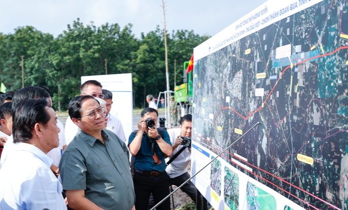 Prime Minister Pham Minh Chinh examining the implementation of the expressway section passing through Binh Duong province on September 26. (Photo: VGP)