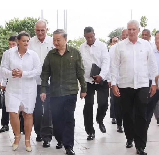 Vietnamese Party leader and President To Lam (centre) visits the Mariel Special Development Zone on September 26. (Photo VNA)