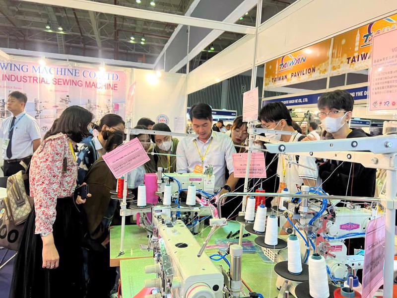 The event showcases the latest technological advancements in fabrics, yarns, and accessories. 