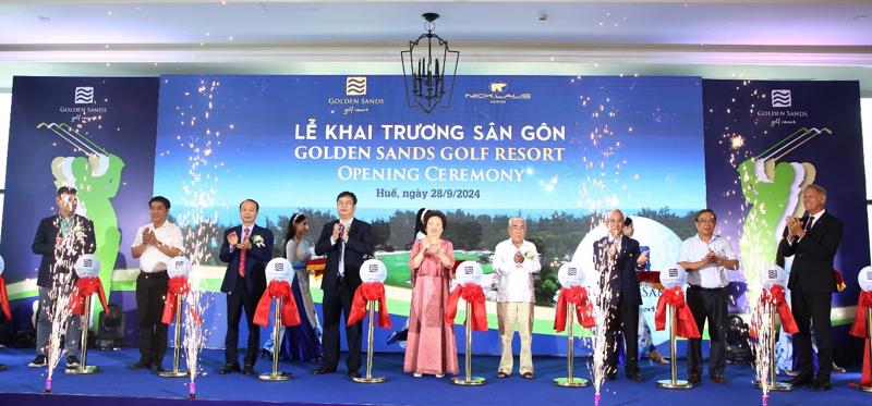 Các vị đại biểu thực hiện nghi lễ cắt băng tại lễ khai trương sân gôn Golden Sands Golf Resort.