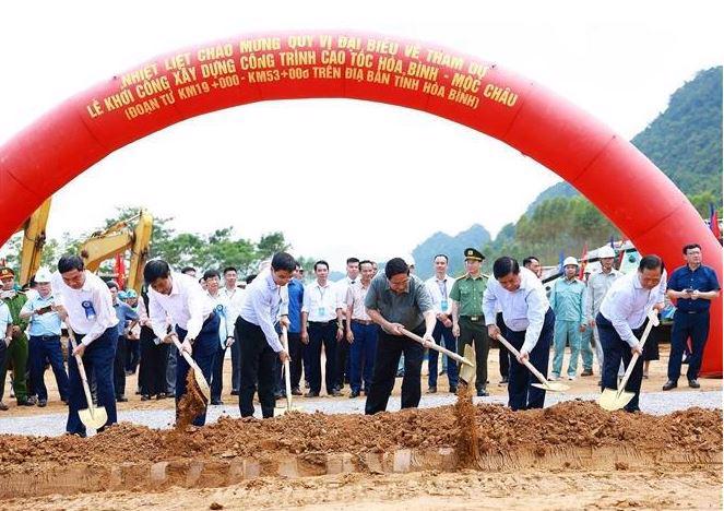 Prime Minister Pham Minh Chinh (third from right) attends the groundbreaking ceremony for the Hoa Binh – Moc Chau expressway project (Photo: VNA)