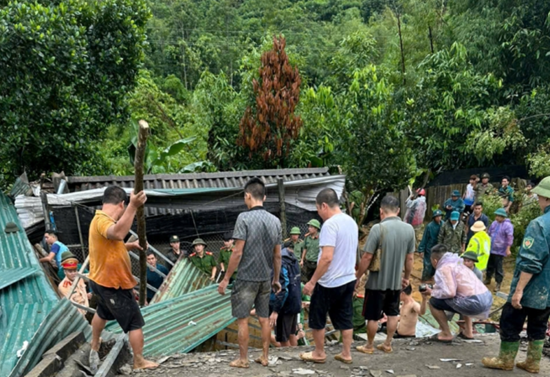 Lực lượng chức năng khẩn trương tiếp cận hiện trường để khắc phục, tìm kiếm người tại điểm sạt lở. 