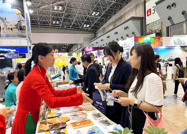 Visitors learn about Da Nang city tourism services.  