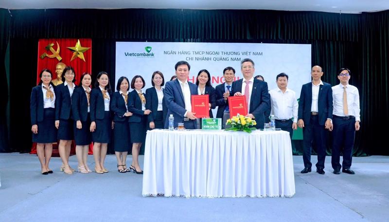 Đồng chí Võ Văn Đức - Bí thư Đảng ủy, Giám đốc Chi nhánh Vietcombank Quảng Nam và Đ/c Trịnh Phú Tín – Chủ tịch CĐCS ký kết giao ước thi đua hoàn thành xuất sắc nhiệm vụ năm 2024.