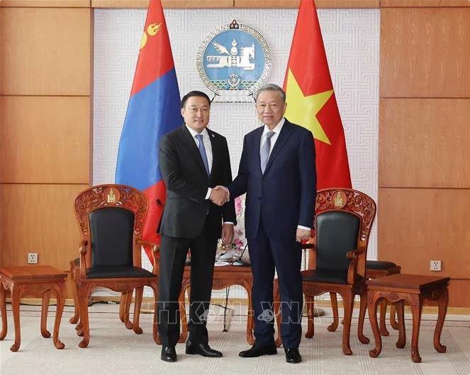 Party General Secretary and State President To Lam (R) andMongolian Chairman of the Parliament Dashzegve Amarbayasgalan during their meeting on September 30. (Photo:VNA)