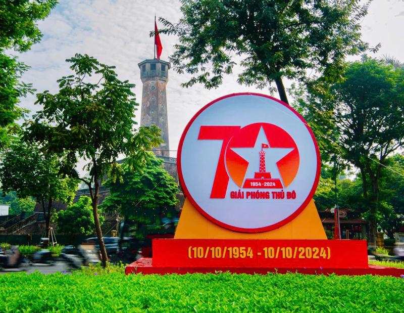 Hướng tới chào mừng kỷ niệm 70 năm Ngày Giải phóng Thủ đô (10/10/1954 – 10/10/2024), nhiều tuyến phố Hà Nội được trang hoàng rực rỡ.  Ảnh: VGP