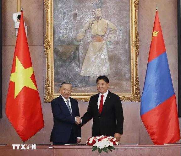 Visiting General Secretary of the Communist Party of Vietnam Central Committee and State President To Lam (L) and Mongolian President Ukhnaagiin Khurelsukh. (Photo: VNA)