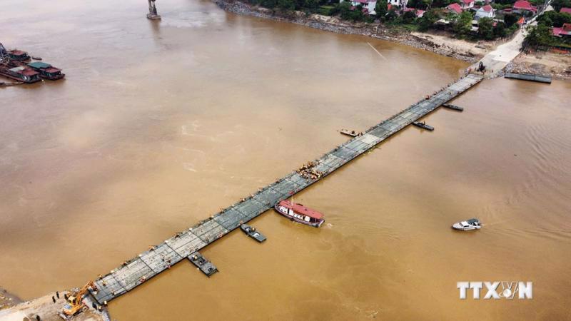 The Phong Chau pontoon bridge is opened for public on September 30. (Photo VNA)