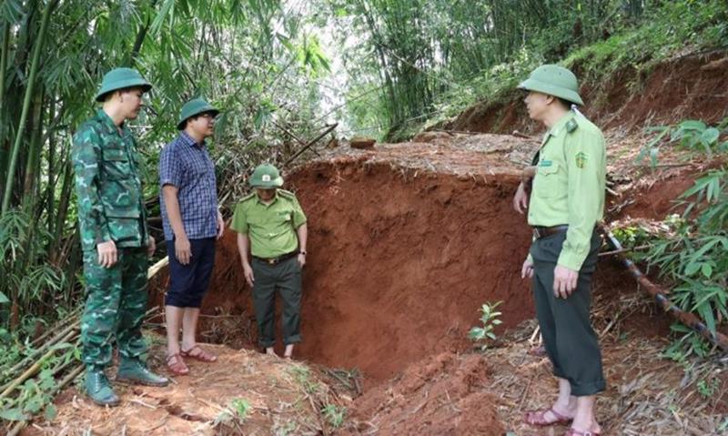 Vệt đồi nứt toác ở bản Cha Khót, xã Na Mèo, huyện Quan Sơn