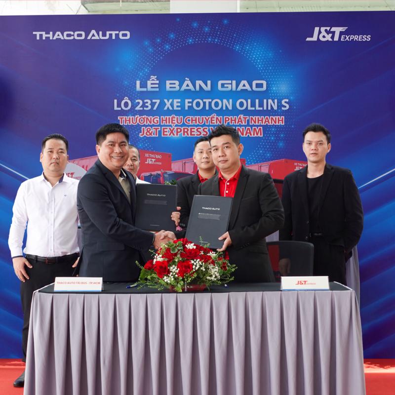 Đại diện THACO AUTO (bên trái) và đại diện J&T Express tại lễ bàn giao.