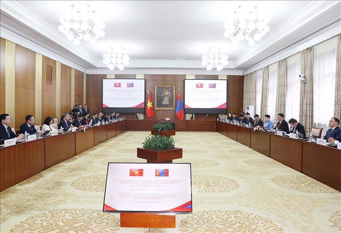 The talks between Party General Secretary  and State President To Lam and Mongolian President Ukhnaagiin Khurelsukh on September 30. (Photo: VNA)