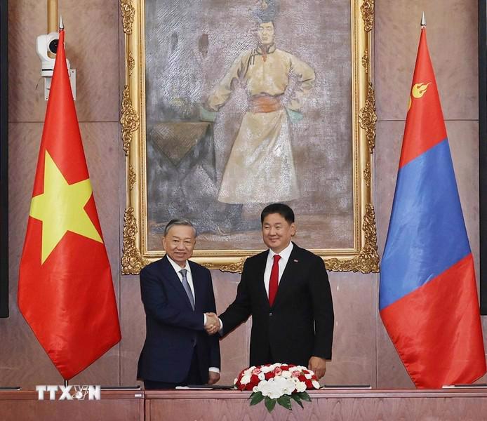 Party General Secretary and State President To Lam (L) and Mongolian President Ukhnaagiin Khurelsukh (Photo: VNA)