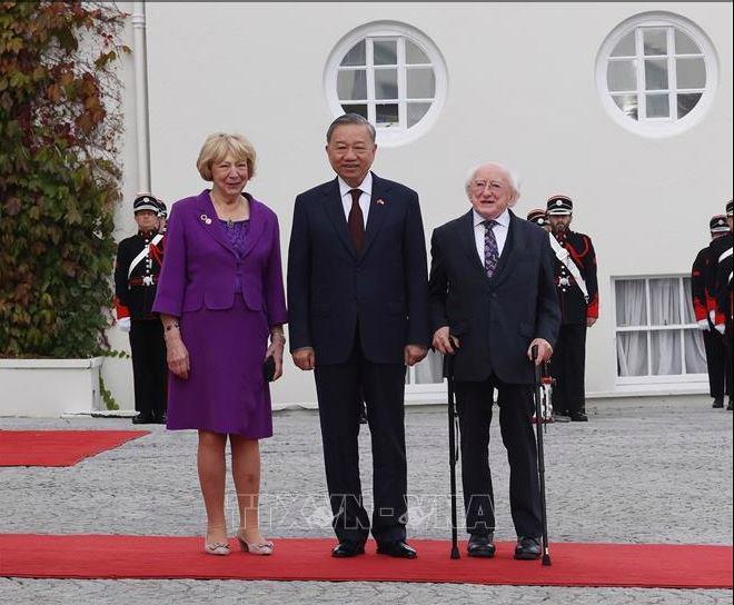 President of Ireland Michael D. Higgins and his spouse welcome Party General Secretary and State President To Lam  in Dublin on October 2. (Photo: VNA)