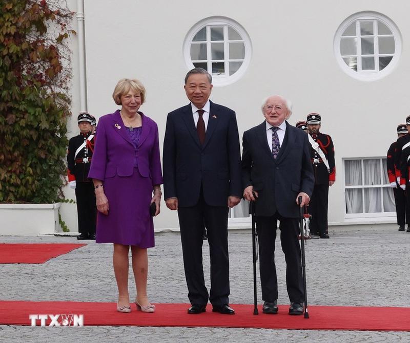 Tổng thống Ireland Michael D. Higgins và Phu nhân đón Tổng Bí thư, Chủ tịch nước Tô Lâm - Ảnh: TTXVN