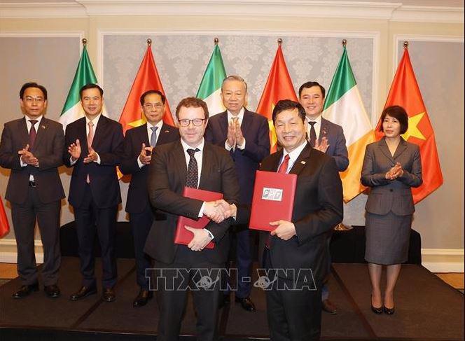 The exchange of a memorandum of discussion regarding collaboration between FPT University and ADAPT Research Centre at Dublin City University in Dublin on October 3. (Photo: VNA)