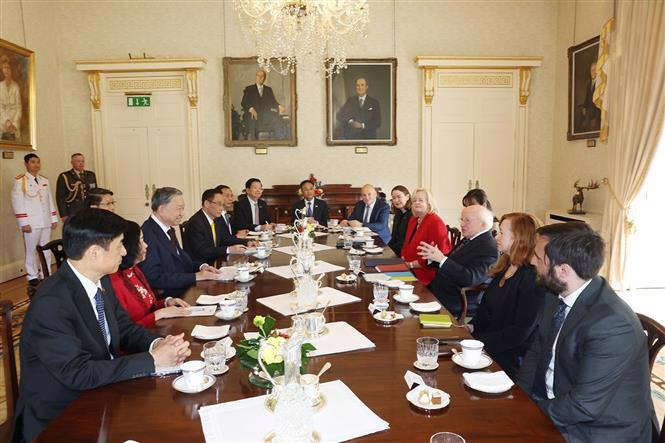 General Secretary of the Communist Party of Vietnam Central Committee and State President To Lam and President of Ireland Michael Higgins hold talks in Dublin on October 2. Photo: VNA