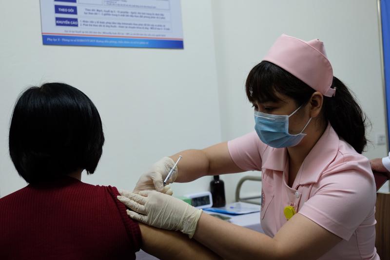 Người dân tiêm vaccine phòng bệnh. Ảnh: Tuấn Dũng.