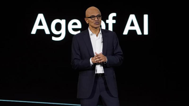 Giám đốc Điều hành Microsoft Satya Nadella phát biểu tại một sự kiện của công ty về công nghệ trí tuệ nhân tạo.