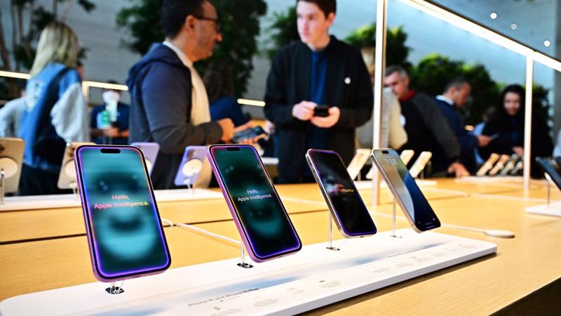 Dòng iPhone 16 mới trưng bày tại Apple Store The Grove (Los Angeles, California)