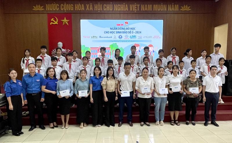 Đại diện Sacombank, ông Nguyễn Quốc Kiên - Giám đốc Sacombank Chi nhánh Thái Nguyên cùng đoàn trao học bổng "Ngăn dòng bỏ học" cho các em học sinh và giáo viên tại tỉnh Thái Nguyên. Ảnh: Sacombank.