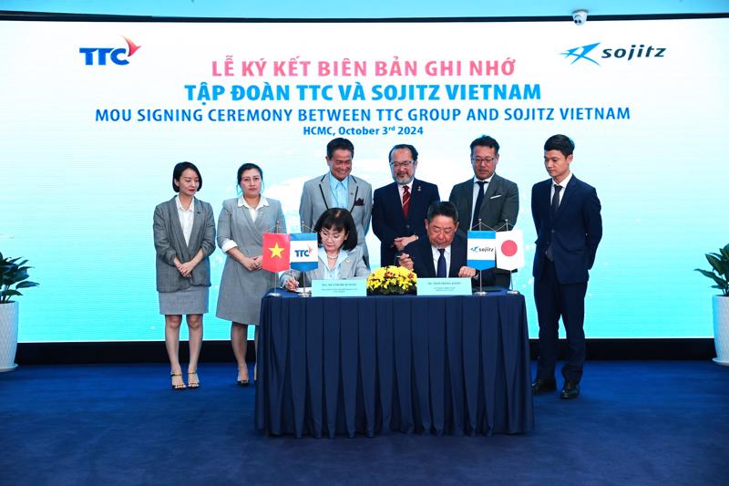 Mr. Mizushima Kozo, General Director of Sojitz Vietnam, and Ms. Huynh Bich Ngoc, 1st Vice Chairwoman and CEO of the TTC Group, sign the MoU in the presence of leaders from both sides.