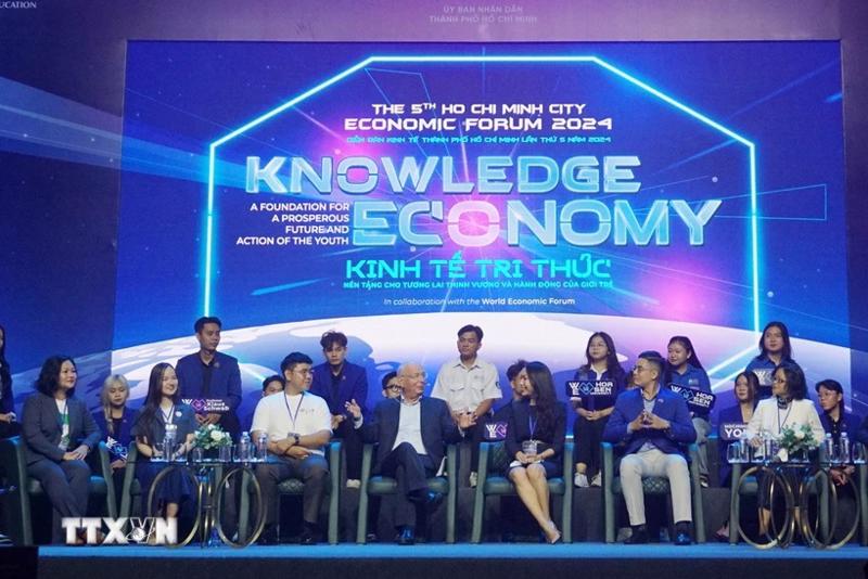 Prof. Klaus Schwab engaged in a dialogue with Vietnamese youth in HCM City. (Photo: VNA)