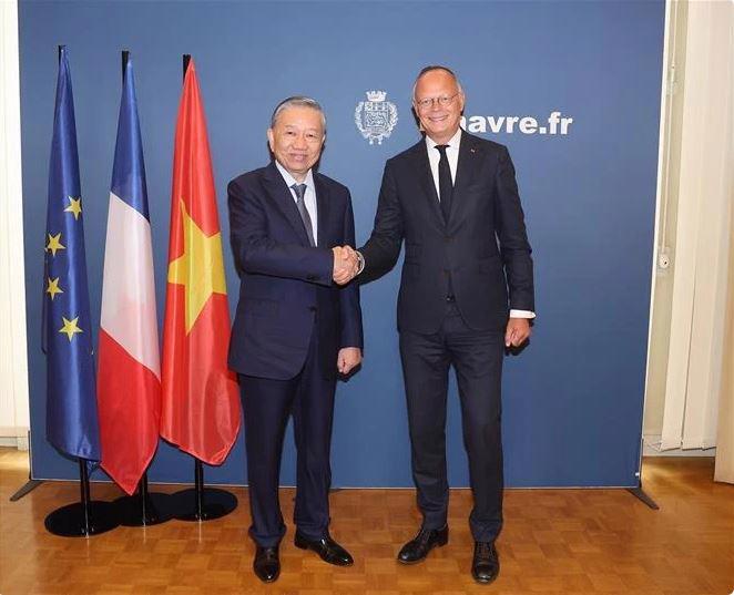 Party General Secretary and State President To Lam (L) meets with Mayor of Le Havre Édouard Philippe (Photo: VNA)