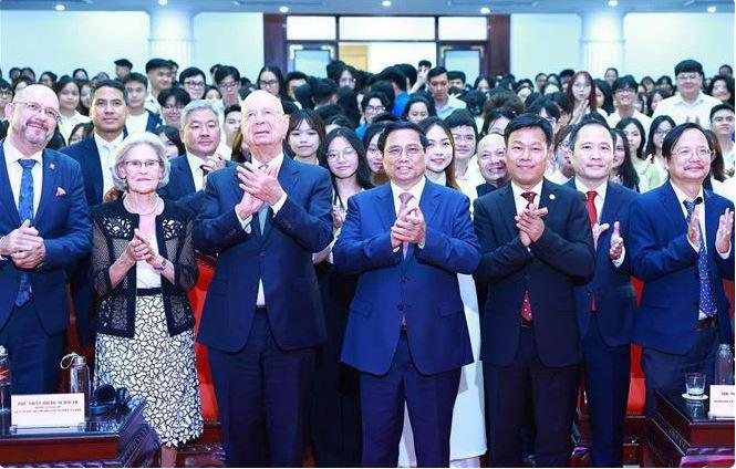 Prime Minister Pham Minh Chinh and  Professor Klaus Schwab on October 7 have an exchange with nearly 500 students from universities in Hanoi. (Photo: VNA)