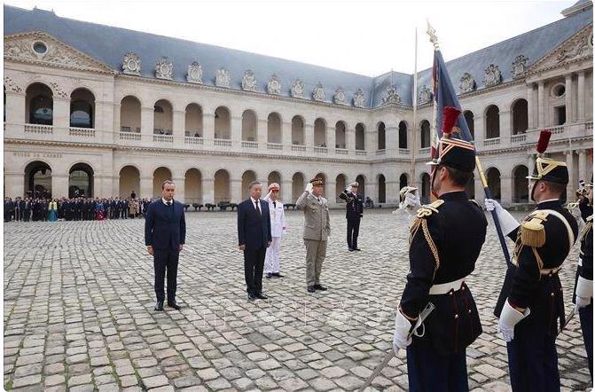 Party General Secretary and State President To Lam (C) reviews the guard of honour. (Photo: VNA)