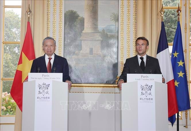 Party General Secretary and State President To Lam  and French President Emmanuel Macron at a press briefing before their talks on October 7 (Photo: VNA)