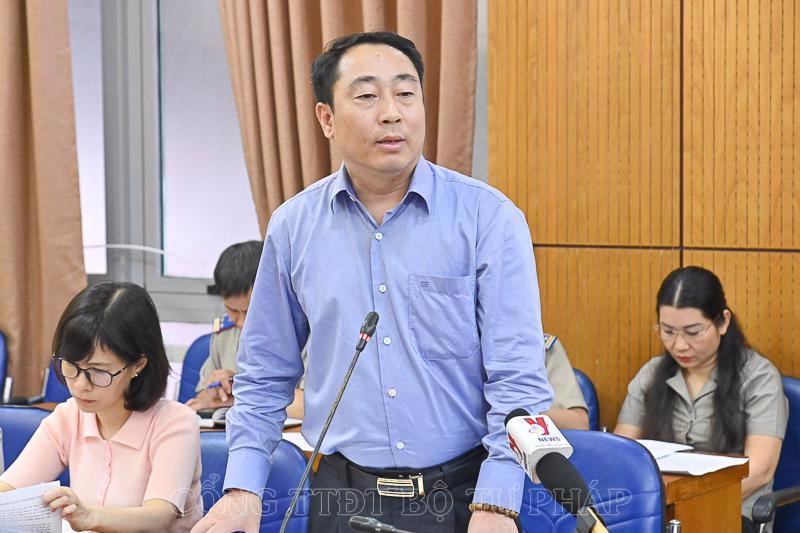 Head of the Ministry of Justice's Law Education and Publicity Le Ve Quoc details the Business and Law Forum 2024 in a press briefing on October 7. 