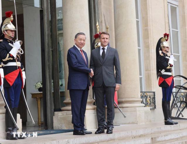 Party General Secretary and President To Lam and French President Emmanuel Macron before their talks on October 7 (Photo: VNA)