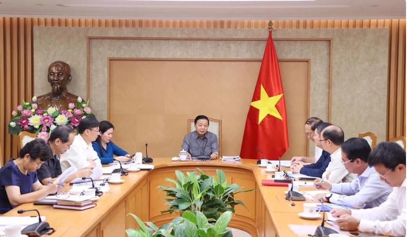 Deputy Prime Minister Tran Hong Ha is chairing a meeting on establishing and developing a compliance carbon market on October 7. (Photo: VNA)