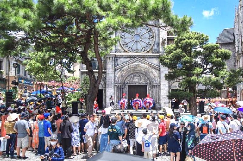 Tourists visit Ba Na Hill in Da Nang city. 