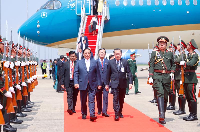 Thủ tướng tới Thủ đô Vientiane, Cộng hoà Dân chủ Nhân dân Lào, bắt đầu chuyến công tác tham dự Hội nghị Cấp cao ASEAN lần thứ 44, 45 và các hội nghị cấp cao liên quan - Ảnh: VGP