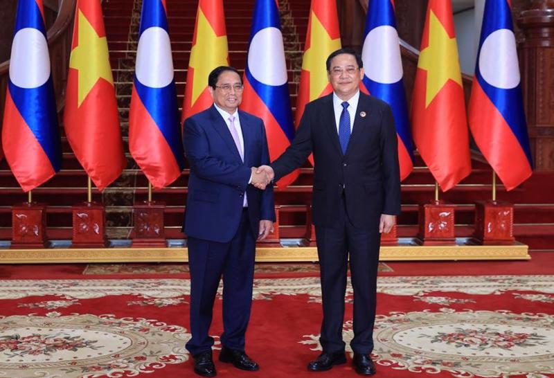 PM Pham Minh Chinh (left) and his Lao counterpart Sonexay Siphandone at the meeting in Vientiane on Tuesday. (Photo: VGP)