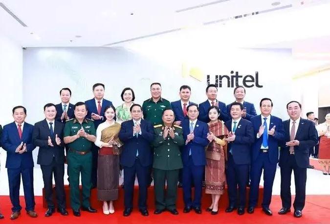 Prime Minister Pham Minh Chinh (front, centre) and executives and staff members of Unitel pose for a group photo on October 8. (Photo: VNA)