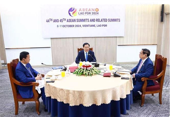 Prime Minister Pham Minh Chinh (R) has a working breakfast with Lao PM Sonexay Siphandone (C) and  Cambodian PM, Samdech Thipadei Hun Manet (L) in Vientiane on October 9 (Photo: VNA)