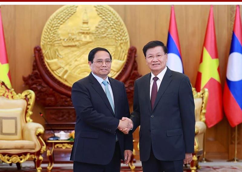 Prime Minister Pham Minh Chinh meets with General Secretary of the Lao People’s Revolutionary Party Central Committee and President of Laos Thongloun Sisoulith in Vientiane on October 8 (Photo: VNA)