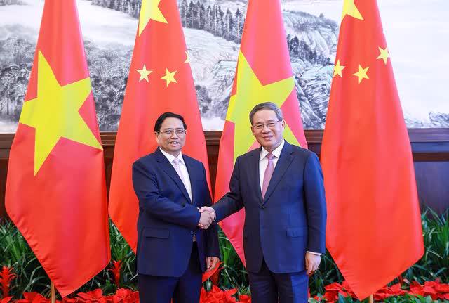 Prime Minister Pham Minh Chinh (left) meets with Chinese Premier Li Qiang in Dalian city, China's Liaoning province, on June 24, 2024. (Photo: VGP)