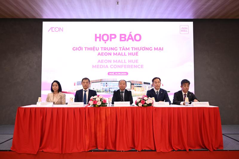 Mr. Furusawa Yasuyuki (third from the left), Executive Officer Vietnam Business of AEON Group (Japan), General Director of AEON Vietnam, attended the media conference for the grand opening of AEON Hue