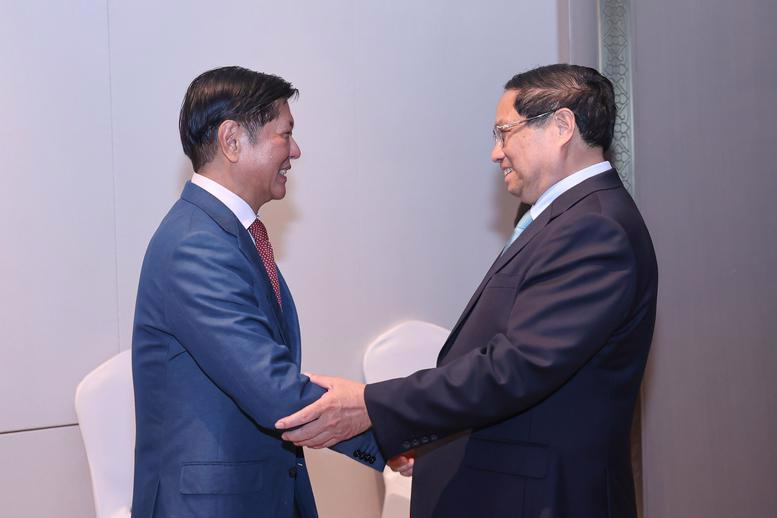 PM Pham Minh Chinh meets with Philippine President Ferdinand Romualdez Marcos Jr. in Laos on October 8. (Photo: VGP)