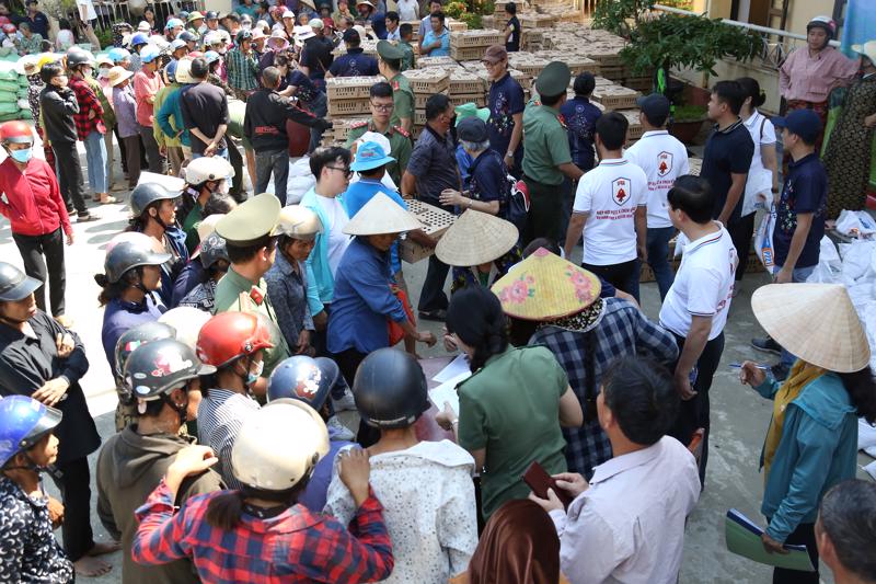 Hỗ trợ vật tư, nhu yếu phẩm cho người dân tái thiết sau bão.
